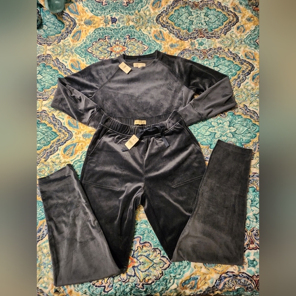 Lou and gray sweats - Picture 1 of 3